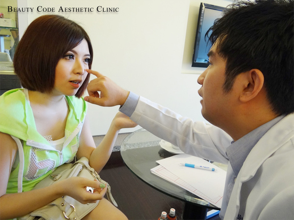 玻尿酸淚溝治療前與陳志龍醫師諮詢