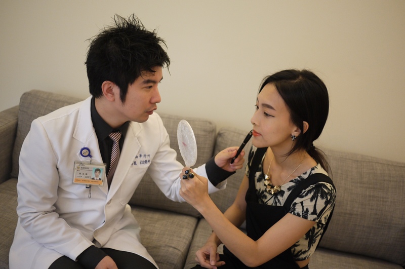 瑋薇肉毒桿菌抬頭紋治療前與陳志龍醫師諮詢