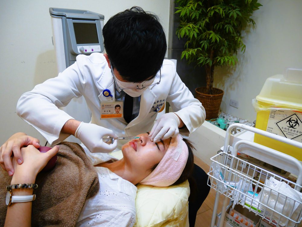 陳志龍醫師專業細心施打玻尿酸隆鼻治療